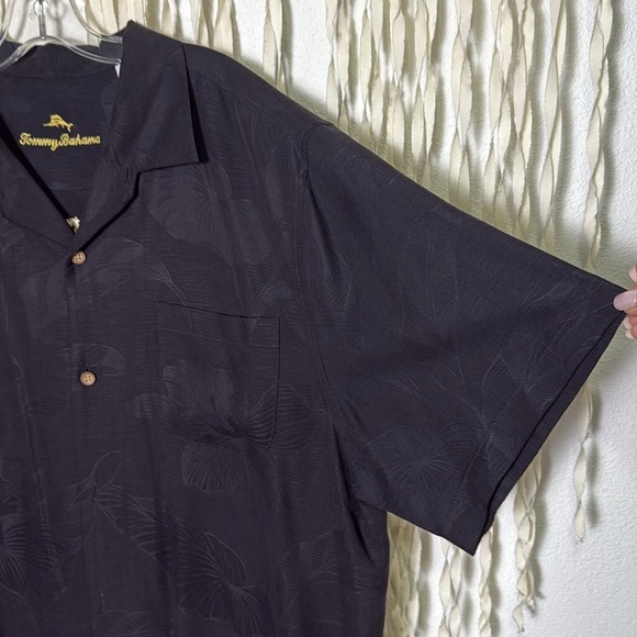 Tommy Bahama Men's Black "2021" Embroidered Short Sleeve Button Down Size XL - Picture 8 of 9